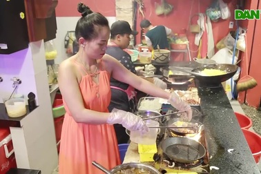 Cô gái bất ngờ thành công sau khi bỏ nghề bảo mẫu đi bán bánh mì chảo