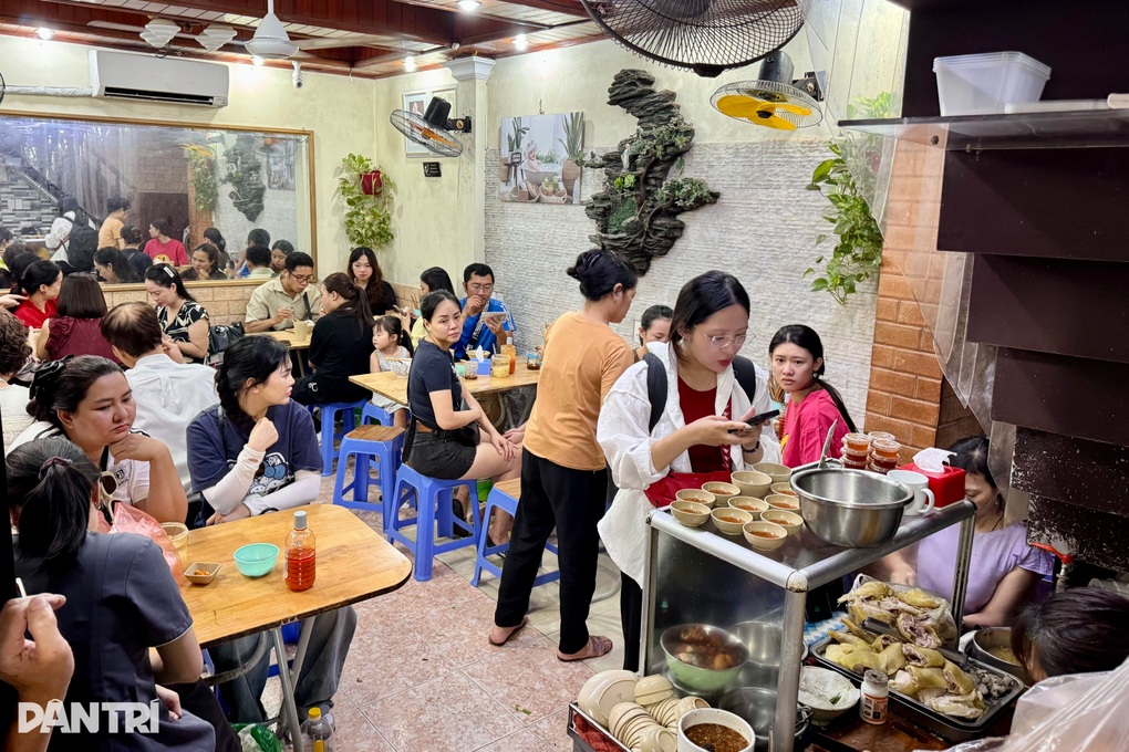 Quán phở gà chấm độc lạ ở Hà Nội, khách muốn ăn phải xếp hàng và có duyên - 2 Quán phở gà chấm độc lạ ở Hà Nội, khách muốn ăn phải xếp hàng và có duyên - 2