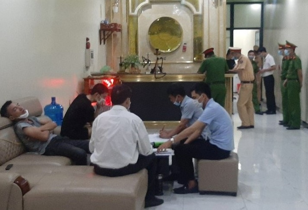 Mở cửa cho khách hát giữa mùa dịch, bị phát hiện chủ quán còn bất hợp tác - 1 Mở cửa cho khách hát giữa mùa dịch, bị phát hiện chủ quán còn bất hợp tác - 1