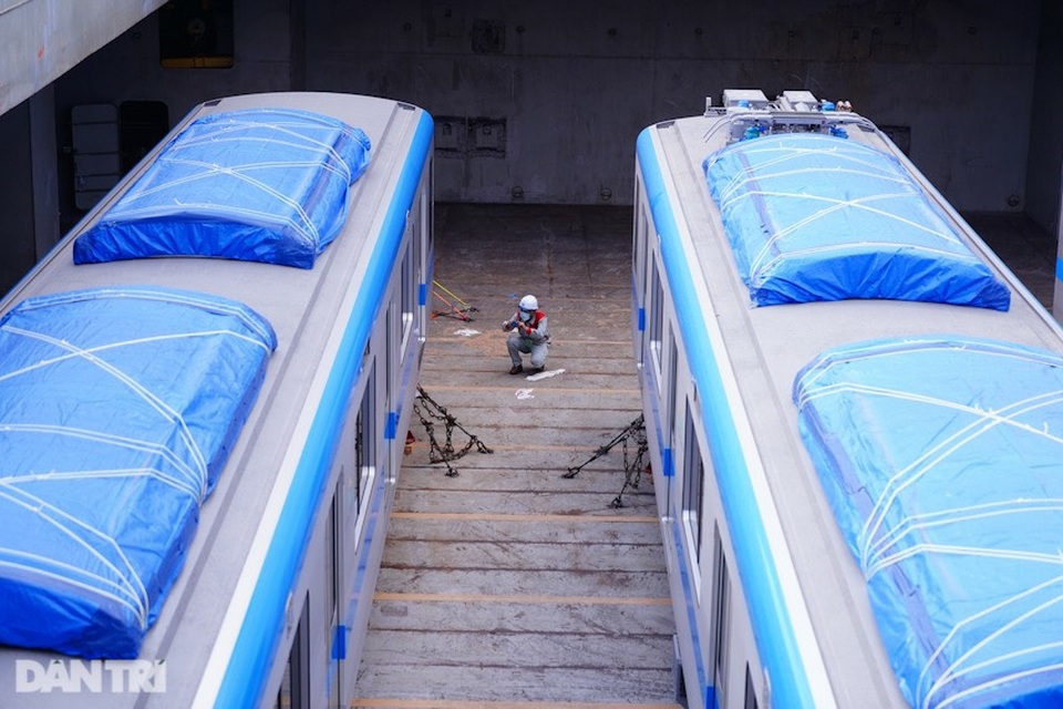 Cảnh 2 đoàn tàu metro số 1 di chuyển vào cảng Khánh Hội - 15 Cảnh 2 đoàn tàu metro số 1 di chuyển vào cảng Khánh Hội - 15