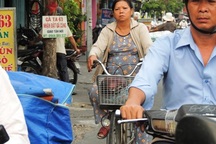 Xe đạp công cộng: Dễ gặp nguy vì “lạc tông” giao thông?