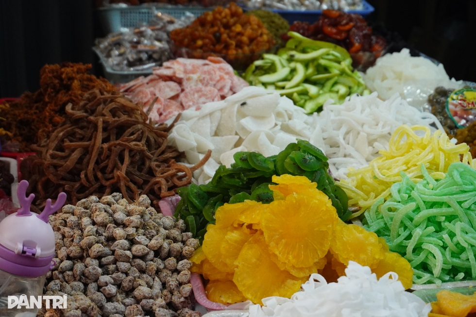 Bánh cốm làm cạnh nhà vệ sinh, bim bim la liệt trên sàn nhà bụi bặm - 5