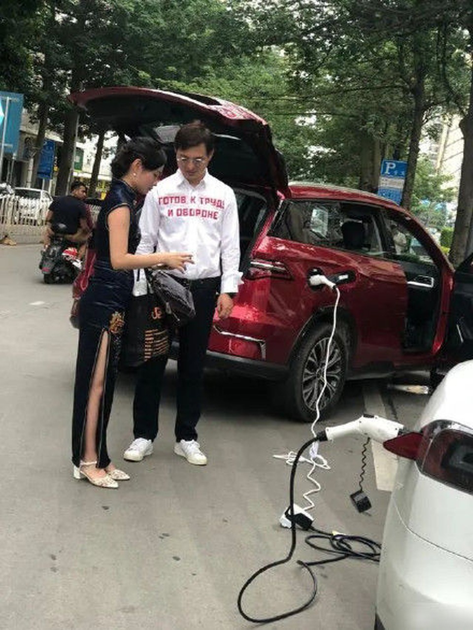 Xe chạy điện Trung Quốc cứu nguy cho xe Tesla hết điện giữa đường - 4 Xe chạy điện Trung Quốc cứu nguy cho xe Tesla hết điện giữa đường - 4