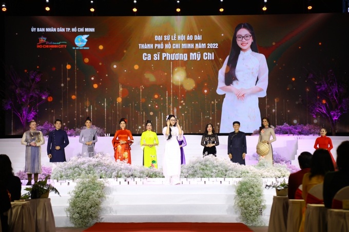 Ca sĩ Phương Mỹ Chi biểu diễn tại Lế hội.
