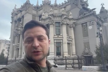 Tổng thống Ukraine tuyên bố không hạ vũ khí