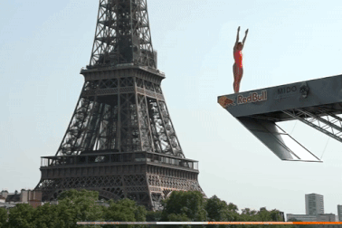 Mãn nhãn với màn nhảy cầu tuyệt vời ở bên tháp Eiffel