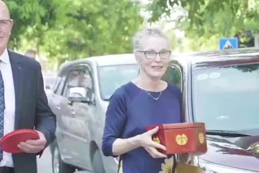 Chuyện tình giám đốc Hà Lan và cô gái Việt, chi tiết thú vị 13 triệu view