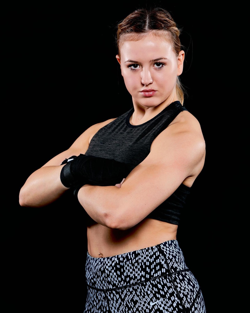 Gương mặt xinh xắn của nữ võ sĩ bị biến dạng xấu thê thảm - 7 Gương mặt xinh xắn của nữ võ sĩ bị biến dạng xấu thê thảm - 7