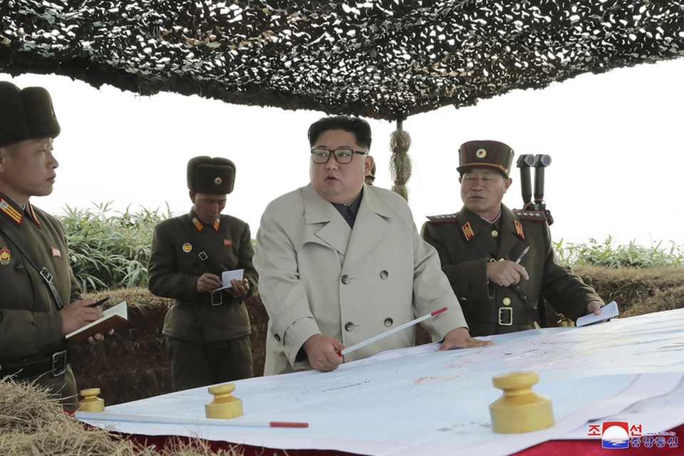 Quân nhân Triều Tiên òa khóc khi gặp ông Kim Jong-un - 2 Quân nhân Triều Tiên òa khóc khi gặp ông Kim Jong-un - 2