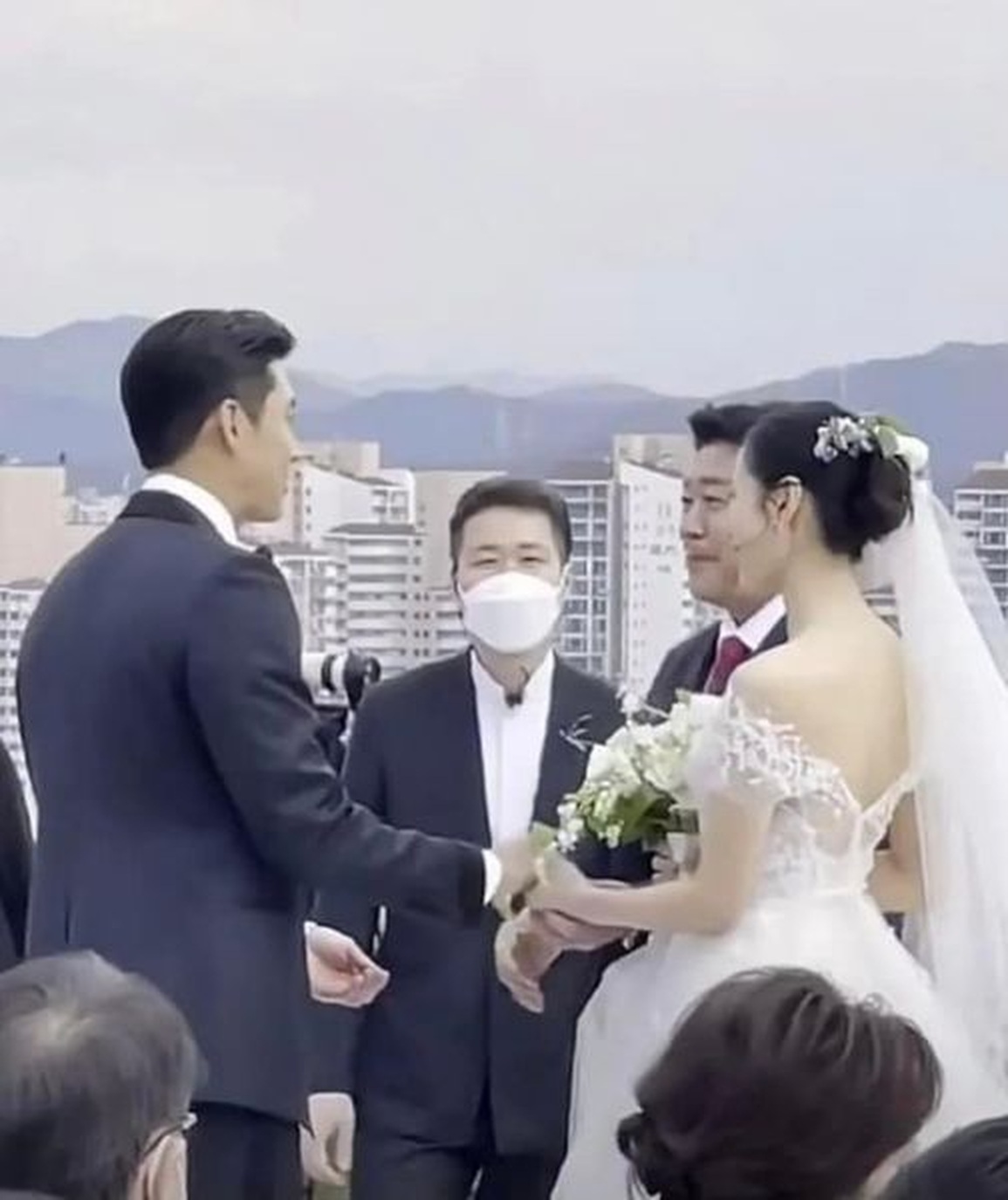 Lịm tim trước khoảnh khắc Hyun Bin say đắm nhìn bà xã Son Ye Jin - 3 Lịm tim trước khoảnh khắc Hyun Bin say đắm nhìn bà xã Son Ye Jin - 3
