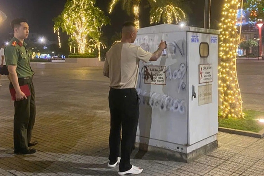 Người đàn ông phun sơn quảng cáo thuốc bị xử phạt - 1 Người đàn ông phun sơn quảng cáo thuốc bị xử phạt - 1