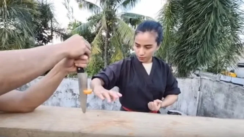 Nữ võ sĩ Indonesia dùng tay chặt dao, đá cong thanh sắt - 1 Nữ võ sĩ Indonesia dùng tay chặt dao, đá cong thanh sắt - 1