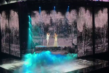 Ali Hoàng Dương song ca cùng HLV Thu Minh.