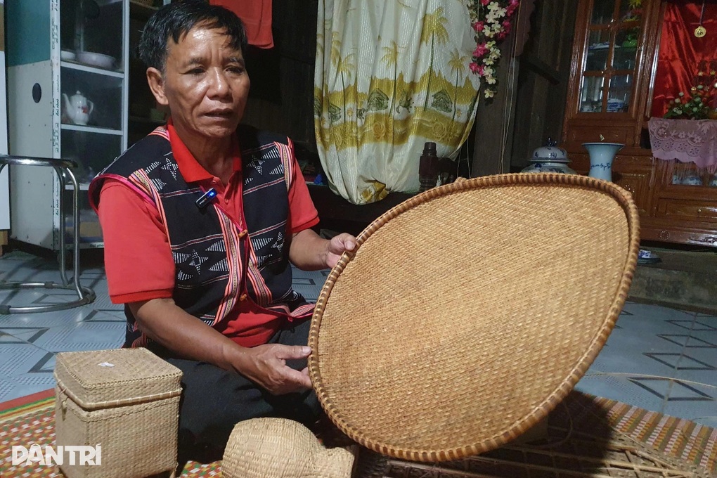 Già làng Cơ Tu nỗ lực giữ gìn nghề đan lát - 1 Già làng Cơ Tu nỗ lực giữ gìn nghề đan lát - 1