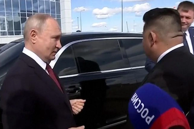 Ông Kim Jong-un trải nghiệm xe riêng của ông Putin