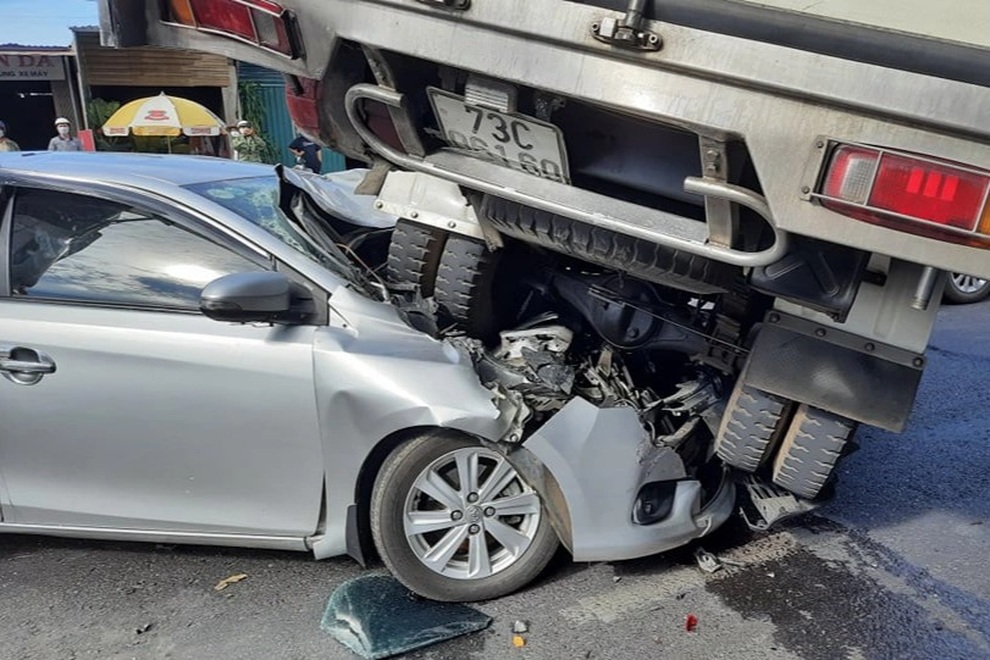 Tai nạn liên hoàn giữa 5 xe ô tô dừng chờ đèn đỏ - 3 Tai nạn liên hoàn giữa 5 xe ô tô dừng chờ đèn đỏ - 3