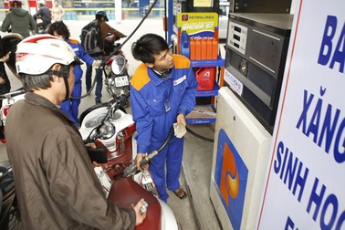 Đằng sau quyết định giảm thuế nhập khẩu xăng dầu là gì?