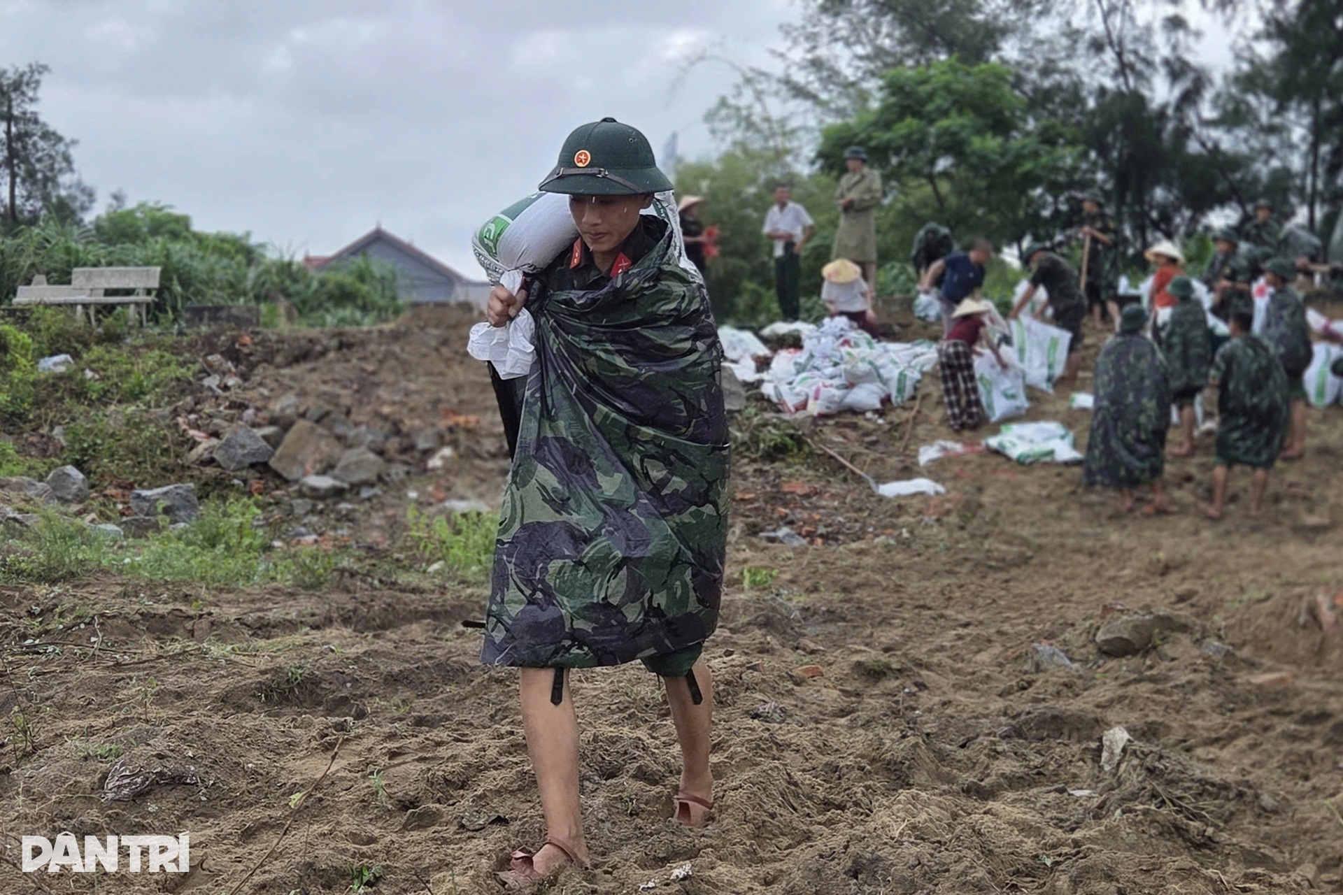 Hàng trăm chiến sĩ công an, biên phòng dầm mưa vác đá, cõng đất gia cố đê - 4 Hàng trăm chiến sĩ công an, biên phòng dầm mưa vác đá, cõng đất gia cố đê - 4