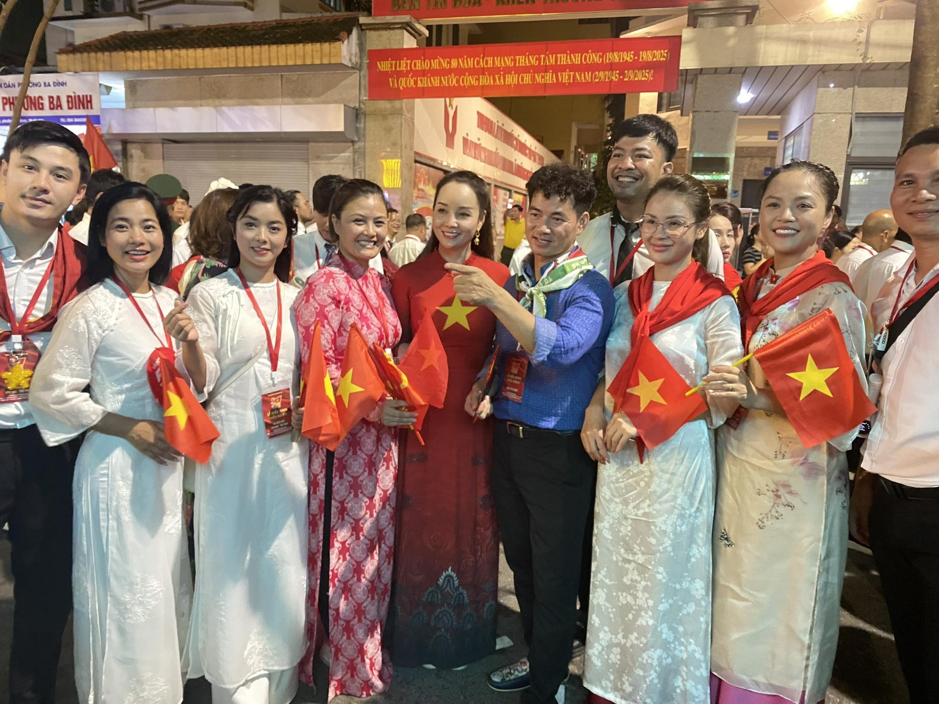 NSND Xuân Bắc đến thăm dàn nghệ sĩ hợp luyện ở Quảng trường Ba Đình - 5 NSND Xuân Bắc đến thăm dàn nghệ sĩ hợp luyện ở Quảng trường Ba Đình - 5