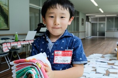 Bé 6 tuổi kiếm tiền từ Youtube để làm việc mà không ai ngờ tới