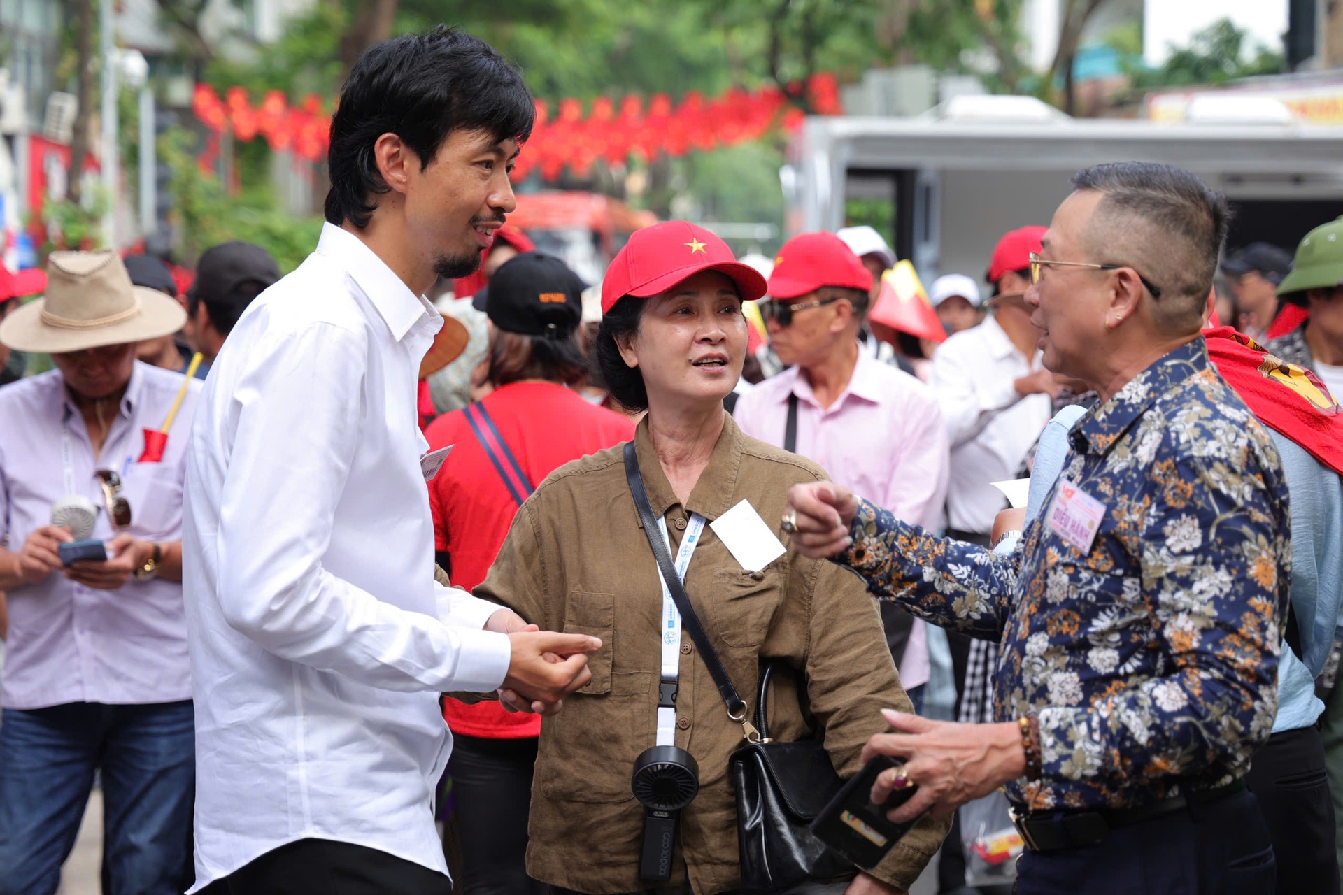 Khoảnh khắc đáng yêu Hoàng Thùy Linh và Đen Vâu cùng tập luyện cho A80 - 7 Khoảnh khắc đáng yêu Hoàng Thùy Linh và Đen Vâu cùng tập luyện cho A80 - 7