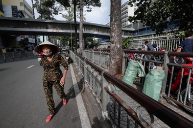 Vỉa hè, lòng đường ở TPHCM bị lấn chiếm như thế nào?