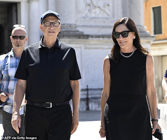 Tỷ phú Bill Gates sánh đôi cùng bạn gái dự đám cưới tỷ phú Jeff Bezos - 2