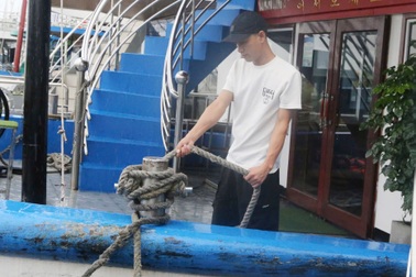 Du khách vào đất liền, tàu du lịch vịnh Hạ Long khẩn trương chống bão