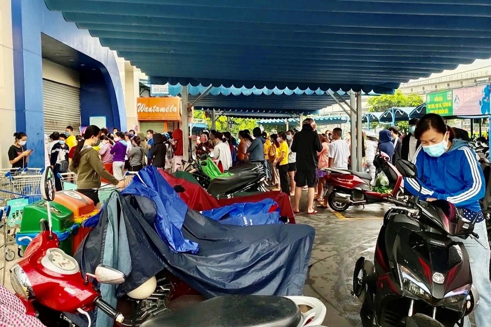 TPHCM: Cảnh xếp hàng dài ngoài siêu thị trong ngày có tin đồn thất thiệt - 1 TPHCM: Cảnh xếp hàng dài ngoài siêu thị trong ngày có tin đồn thất thiệt - 1