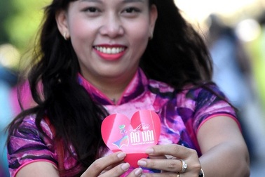 Du khách thích thú màn đồng diễn của 3000 tà áo dài trên phố Nguyễn Huệ