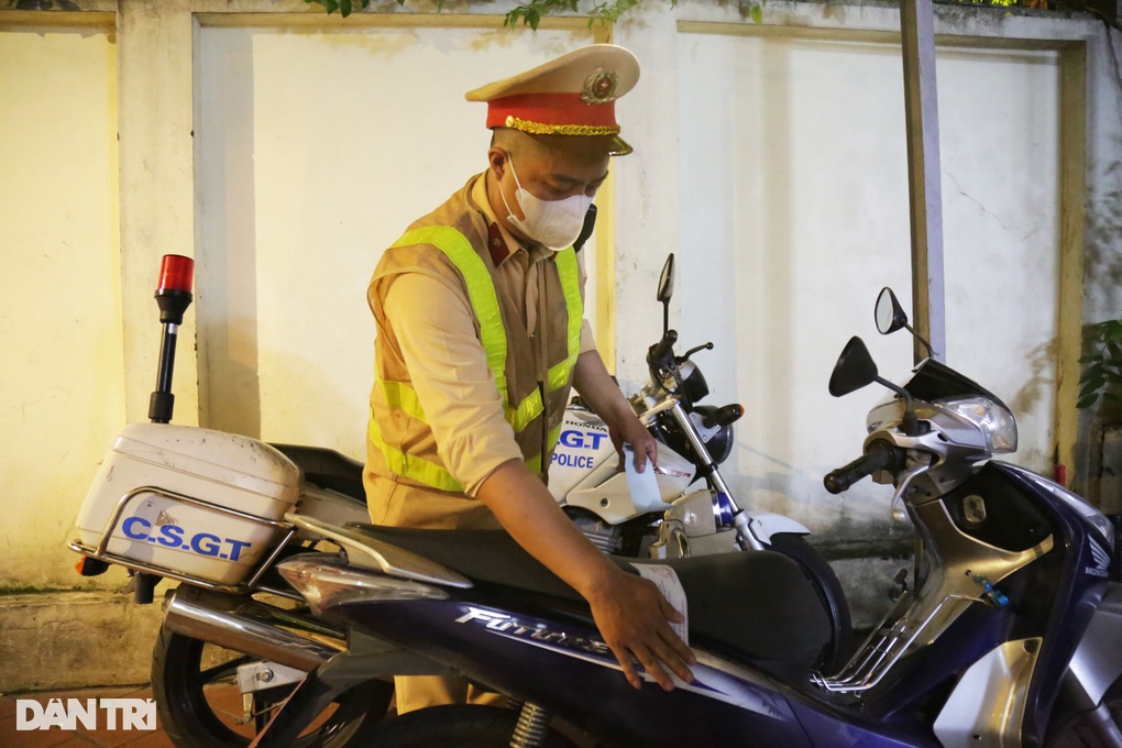 Vui liên hoan, nam bác sĩ ở Hà Nội dính độ cồn gấp đôi mức kịch khung - 6 Vui liên hoan, nam bác sĩ ở Hà Nội dính độ cồn gấp đôi mức kịch khung - 6