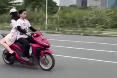 Nam thanh niên không đội mũ bảo hiểm, bốc đầu xe trình diễn ở TPHCM