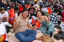 Người dân trải bạt "cắm trại" trước 18 tiếng trên vỉa hè chờ xem diễu binh