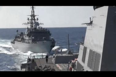 Tàu chiến Nga bị "tố" suýt đâm trúng tàu Mỹ