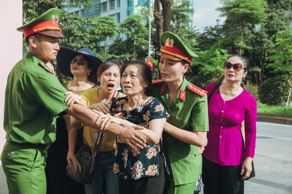 Sao Mai Huyền Trang làm nữ cảnh sát trong phim ca nhạc - 3 Sao Mai Huyền Trang làm nữ cảnh sát trong phim ca nhạc - 3