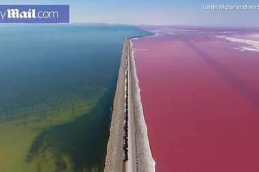 Kỳ lạ: Hồ muối có hai màu xanh - đỏ, được ngăn đôi bởi đường tàu hỏa