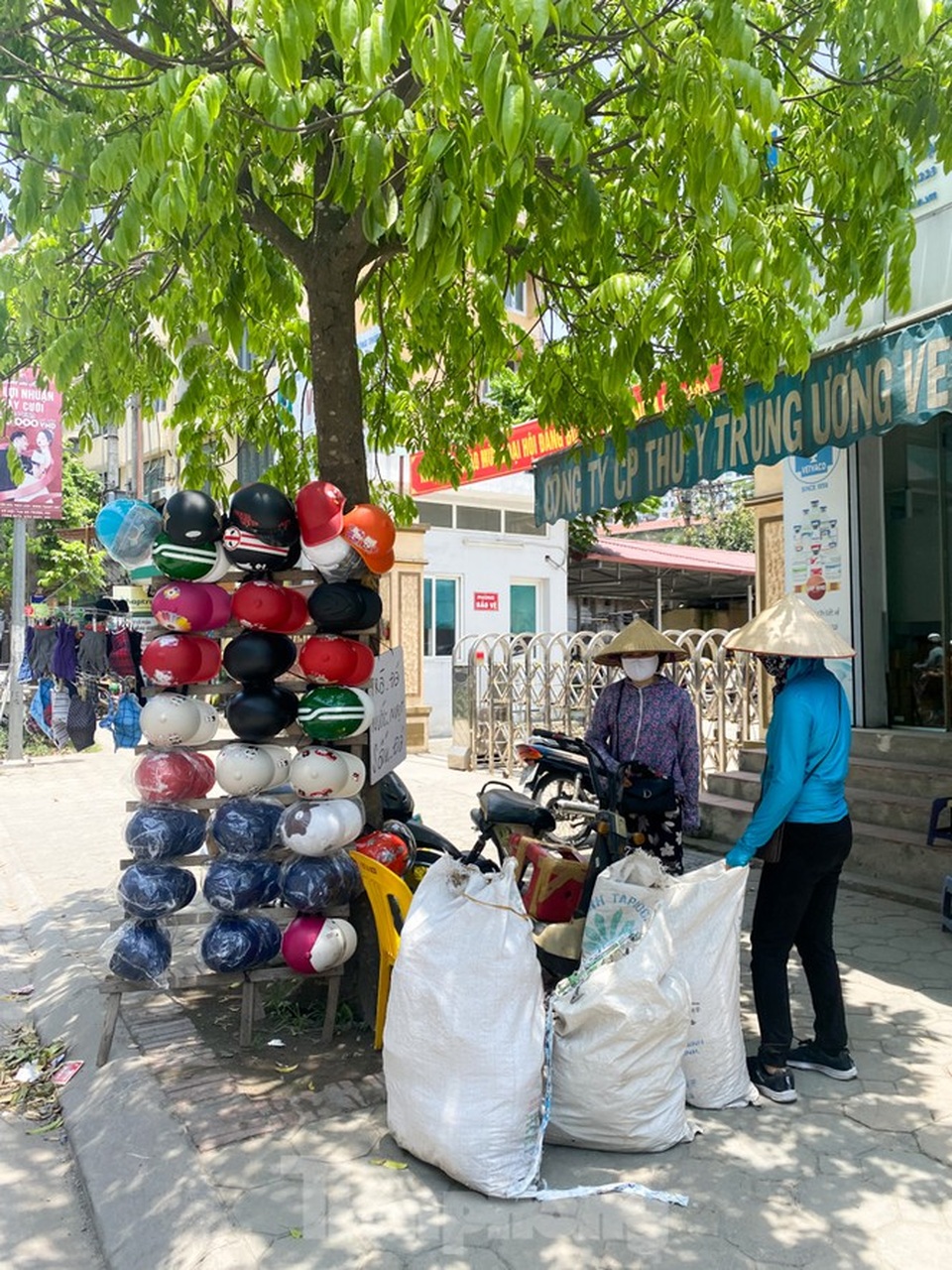 Hà Nội: Người lao động nhọc nhằn mưu sinh dưới nắng nóng đầu hè - 13 Hà Nội: Người lao động nhọc nhằn mưu sinh dưới nắng nóng đầu hè - 13
