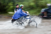 Hà Nội: Đại lộ Thăng Long ngập như sông