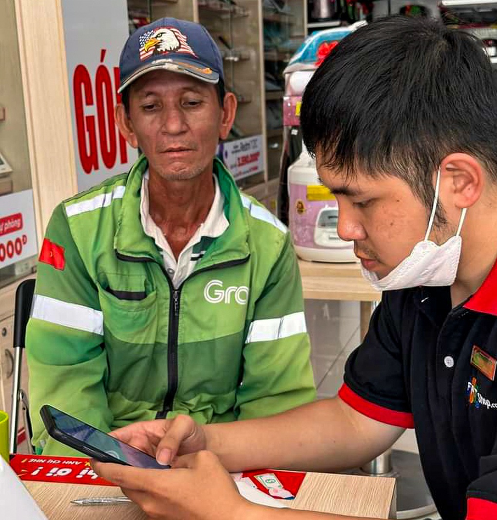 Xúc động chuyện ông xe ôm bị lừa mất điện thoại và tình người Đà Nẵng - 2 Xúc động chuyện ông xe ôm bị lừa mất điện thoại và tình người Đà Nẵng - 2