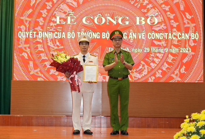 Trung tướng Nguyễn Duy Ngọc, Ủy viên Ban Chấp hành Trung ương Đảng, Thứ trưởng Bộ Công an trao quyết định điều động, bổ nhiệm và tặng hoa Thượng tá Trần Văn Phúc.