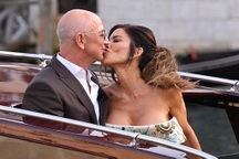 Tỷ phú Jeff Bezos và MC nóng bỏng đã kết hôn, ký hợp đồng tiền hôn nhân