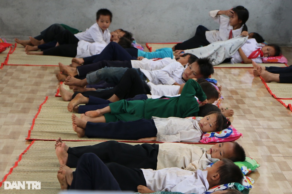 Hơn một triệu suất cơm miễn phí của cô giáo vùng cao - 6 Hơn một triệu suất cơm miễn phí của cô giáo vùng cao - 6