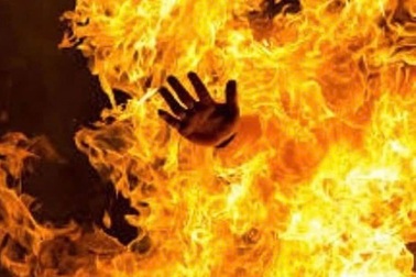 Nghịch tử tẩm xăng, thiêu chết bố mẹ đẻ
