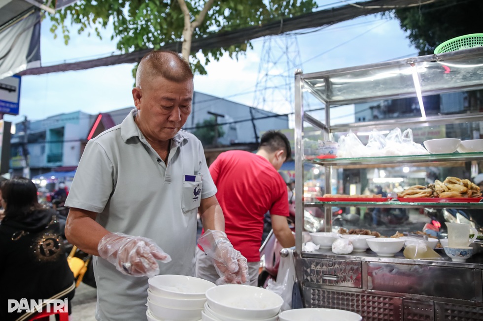 Nghệ sĩ Vũ Thanh và vợ 75 tuổi: Bán bún mọc, ở nhà thuê, nuôi cháu ăn học - 3 Nghệ sĩ Vũ Thanh và vợ 75 tuổi: Bán bún mọc, ở nhà thuê, nuôi cháu ăn học - 3