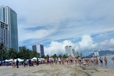 Du khách “vây” hiện trường giải cứu tàu cá mắc cạn trên bãi biển