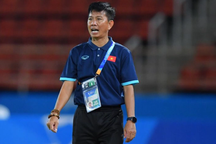 HLV Hoàng Anh Tuấn gặp khó, phải dùng cầu thủ HLV Troussier lựa chọn