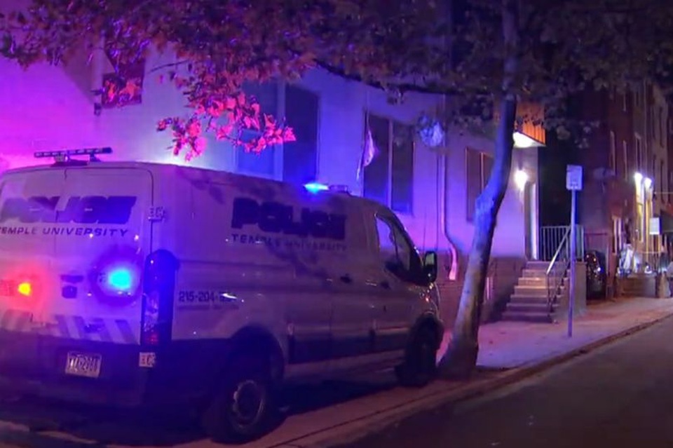 Mải chụp ảnh selfie, 2 cô gái lao từ sân thượng tầng 4 xuống đất - 2 Mải chụp ảnh selfie, 2 cô gái lao từ sân thượng tầng 4 xuống đất - 2