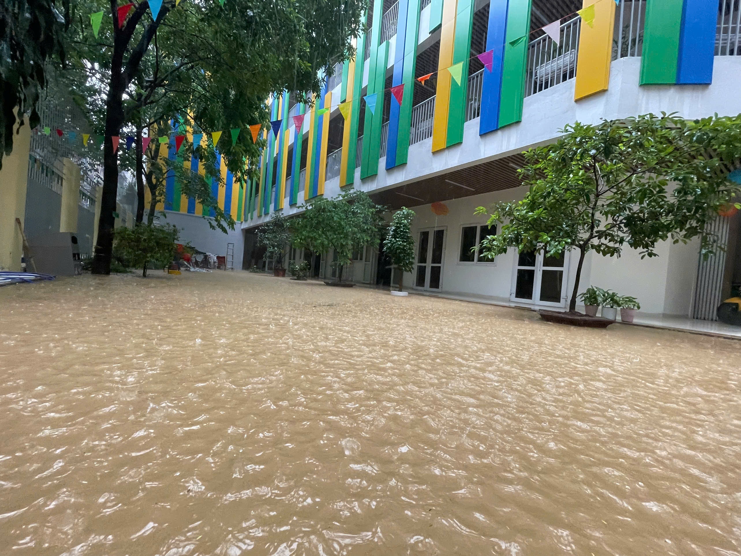 View - Hiệu trưởng lội nước nửa ngày, trải nệm ấm chờ người dân tránh lũ | Báo Dân trí