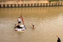 Ô tô chở 3 người lao xuống sông