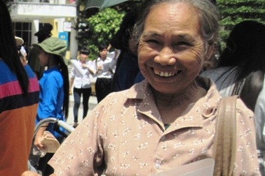 Bà gần 70 tuổi vượt hơn 100km đưa cháu đi thi